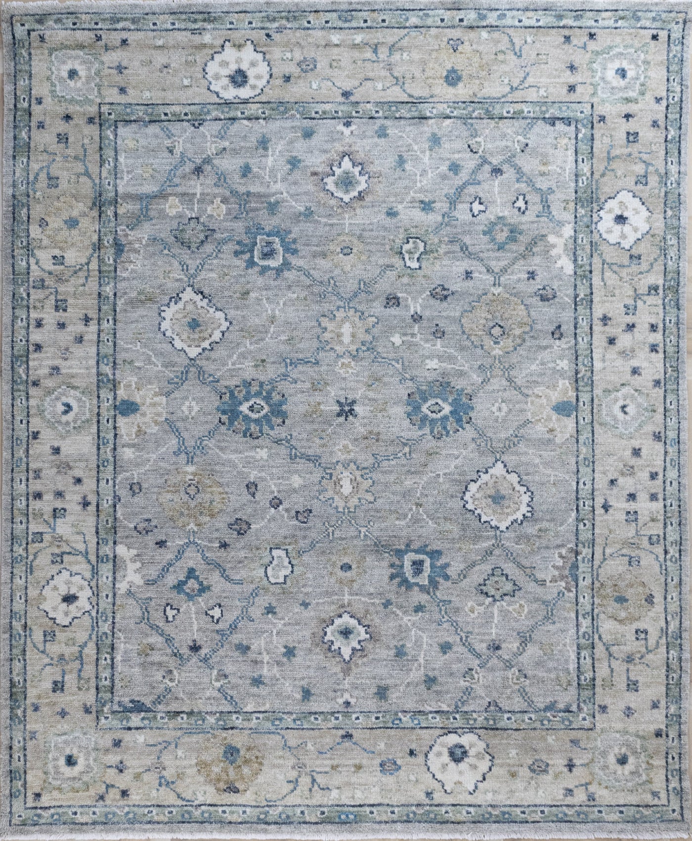 Decorative rug with floral pattern in blue and beige tones