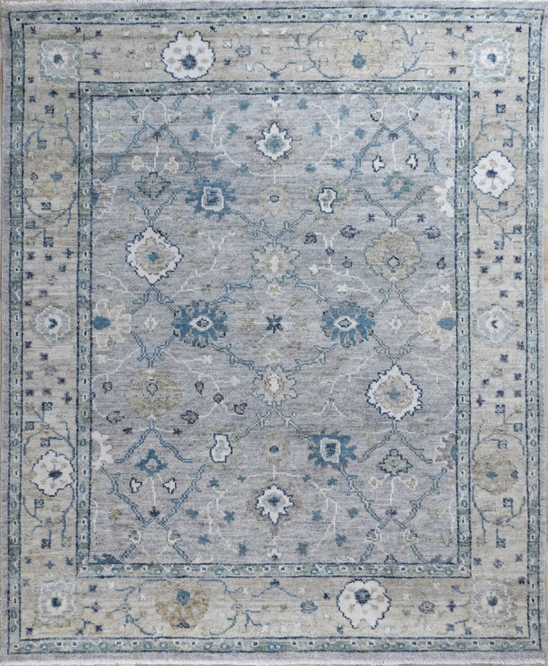 Decorative rug with floral pattern in blue and beige tones